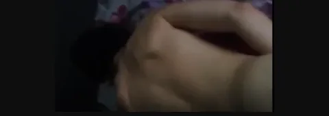 Adam kadını domaltmış ilik gibi kadını sikiyor. Sikerkende arada şak şuk kalçalarını dövüyor.