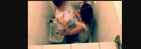 Bar lavabosunda kocasını aldatıyor
