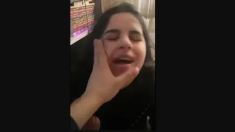 Genç Türk Kızdan Çok Ateşli Sakso kısa ama çok etkili, kameraya keskin bakışlar, çok ateşli
