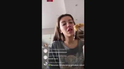 Mikaraun Yayı yemek yerken kendini kaptırıp memelerini açıyor ve hemen yayını kapatıyor