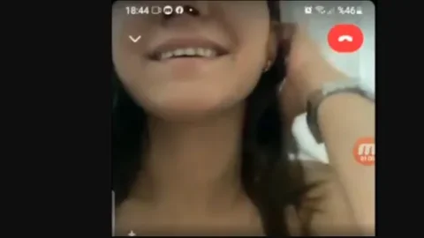 Takipcimizin parayla siktigi afyonlu kız adetliylen duş alıp tatmin etmeye çalışıyor