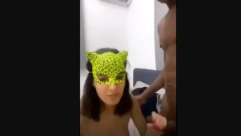 Siyahı Çocuk yüzüne boşalınca şok oldu kızın yüzüne patlayınca biraz da fazla katı olunca kız şaşırdı iyi seyirler dilerim